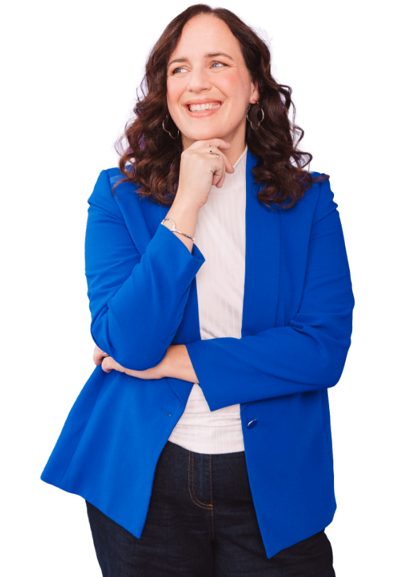 Porträt von Katrin Siemens mit lockigem Haar, die ein blaues Oberteil und einen schwarzen Cardigan trägt